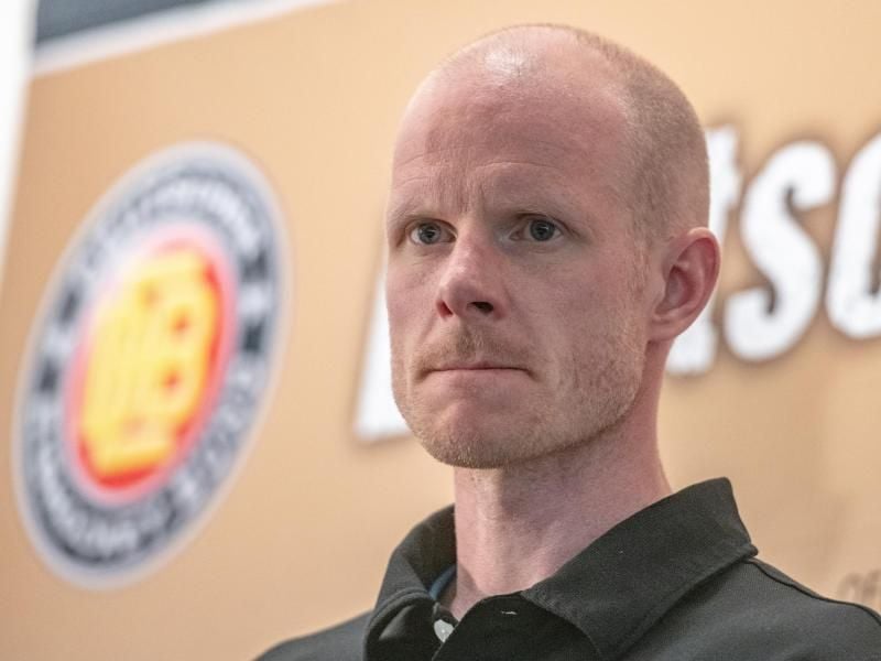 Lässt seinen Spieler im wahrsten Sinne des Wortes freie Hand am Smartphone: DEB-Coach Toni Söderholm. Foto: Armin Weigel