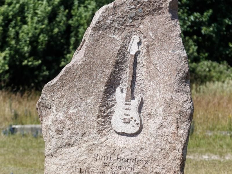 Der Jimmy-Hendrix-Gedenkstein am Flügger Strand auf Fehmarn. Foto: Markus Scholz