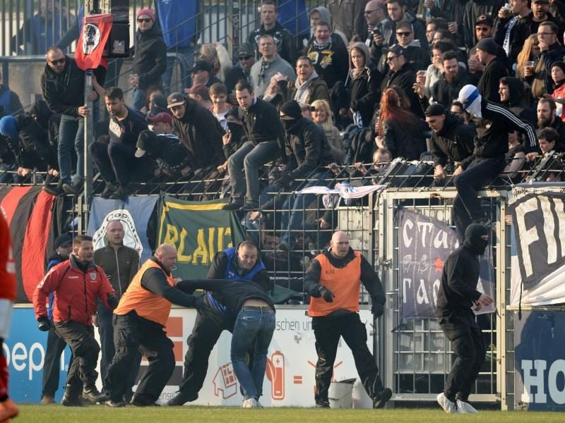 Cottbusser Fans stürmen in Babelsberg den Platz. Foto: Jan Kuppert