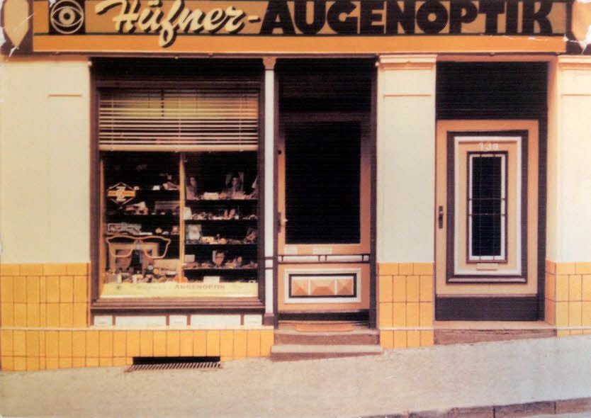 Ein Bild aus den 1980er Jahren. Die alten Kachelfliesen am Sockel, längst durch Naturstein ersetzt, entstammen dem einst benachbarten Fleischer.
