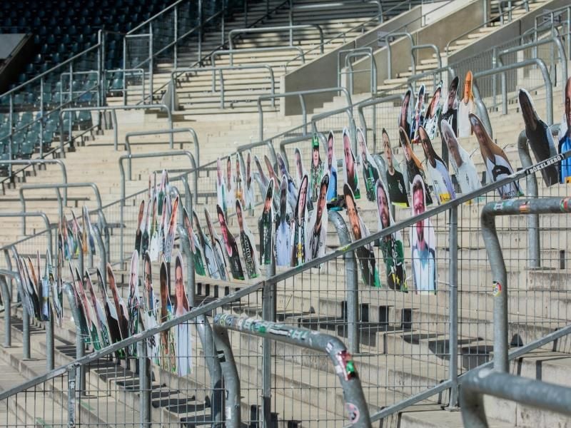 Die Gladbacher Spieler müssen auch bei Geisterspielen nicht auf die Gesichter ihrer Fans im Stadion verzichten - Pappfiguren sei Dank. Foto: Rolf Vennenbernd/dpa