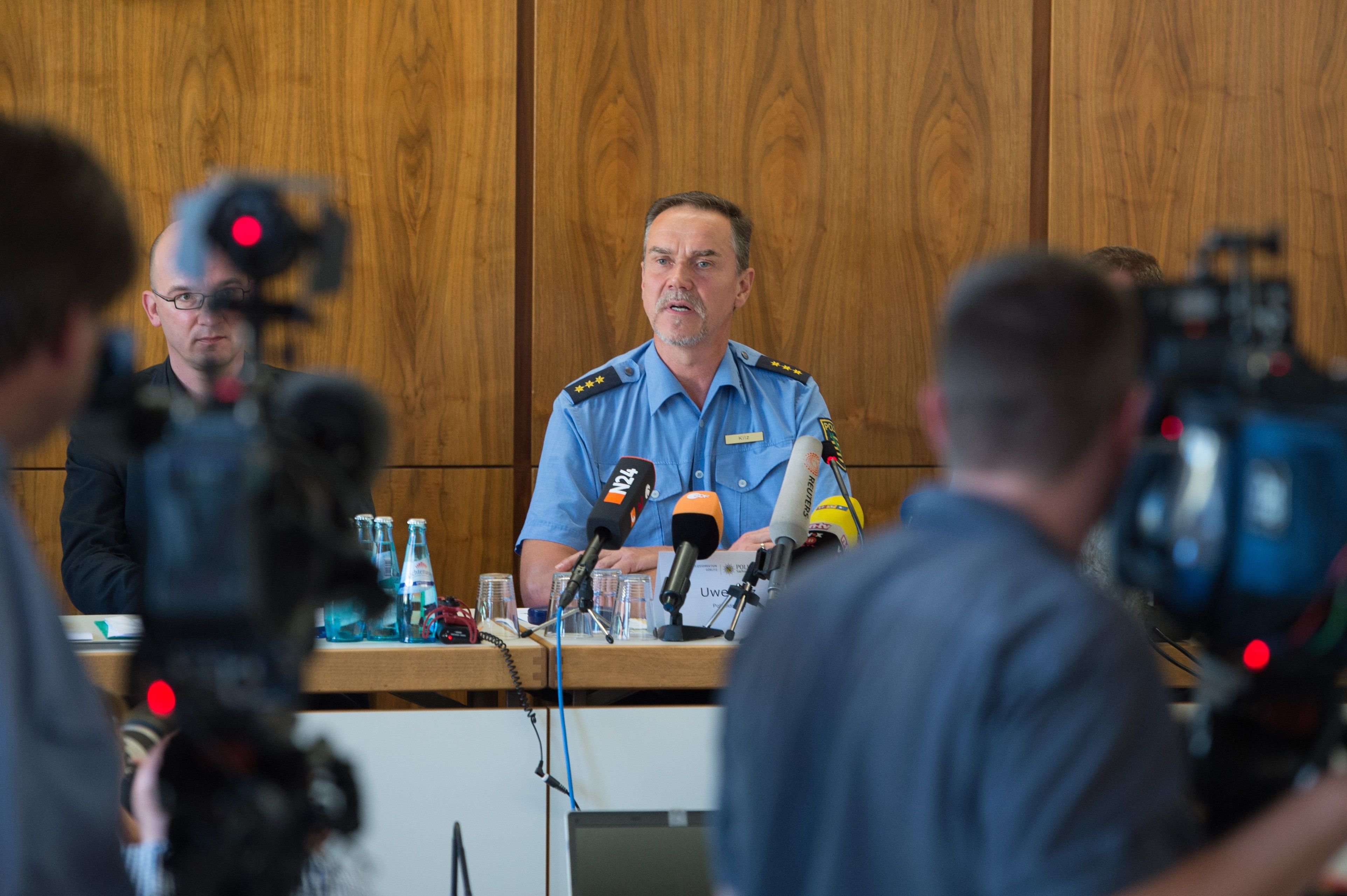 Polizeidirektor Uwe Kilz (M.), Leiter des Polizeireviers Bautzen, spricht auf einer Pressekonferenz über die gewalttätigen Auseinandersetzungen zwischen Einheimischen und Flüchtlingen in den vergangenen Tagen in Bautzen.