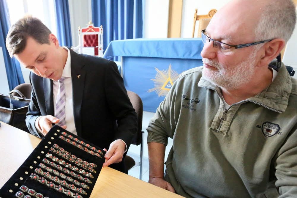 Henry Thurisch (links) und Bernd Hübner schätzen im Museum wieder private Schätze.
