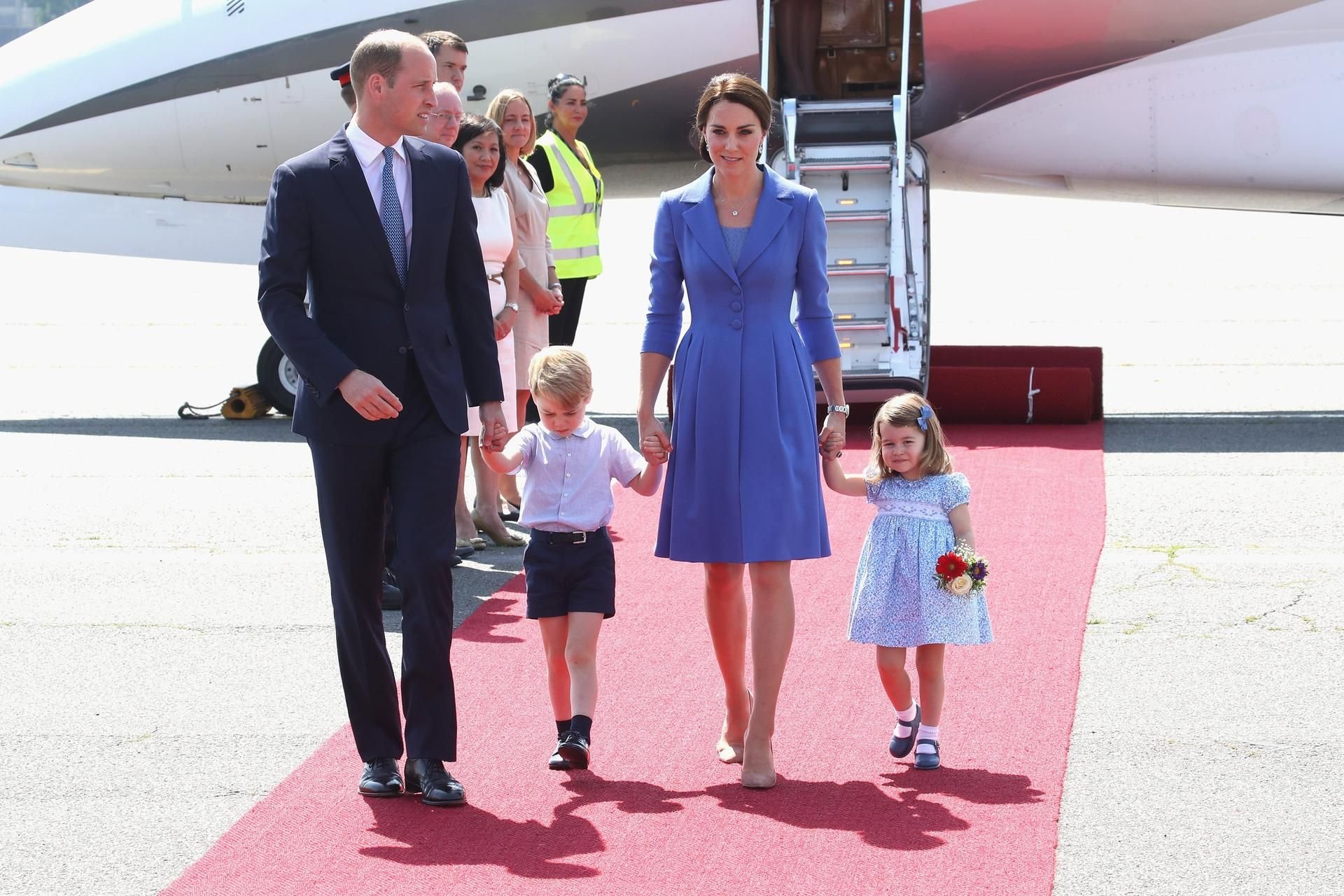 Roter Teppich für die Royals: William, George, Kate und Charlotte nach der Landung.