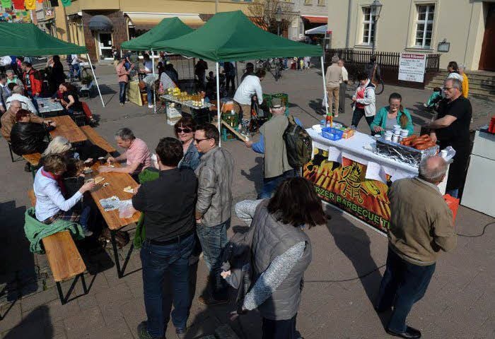 Die Besucher nutzten auch die Möglichkeit, bei herrlichem Frühlingswetter&nbsp; ein wenig zu plauschen.