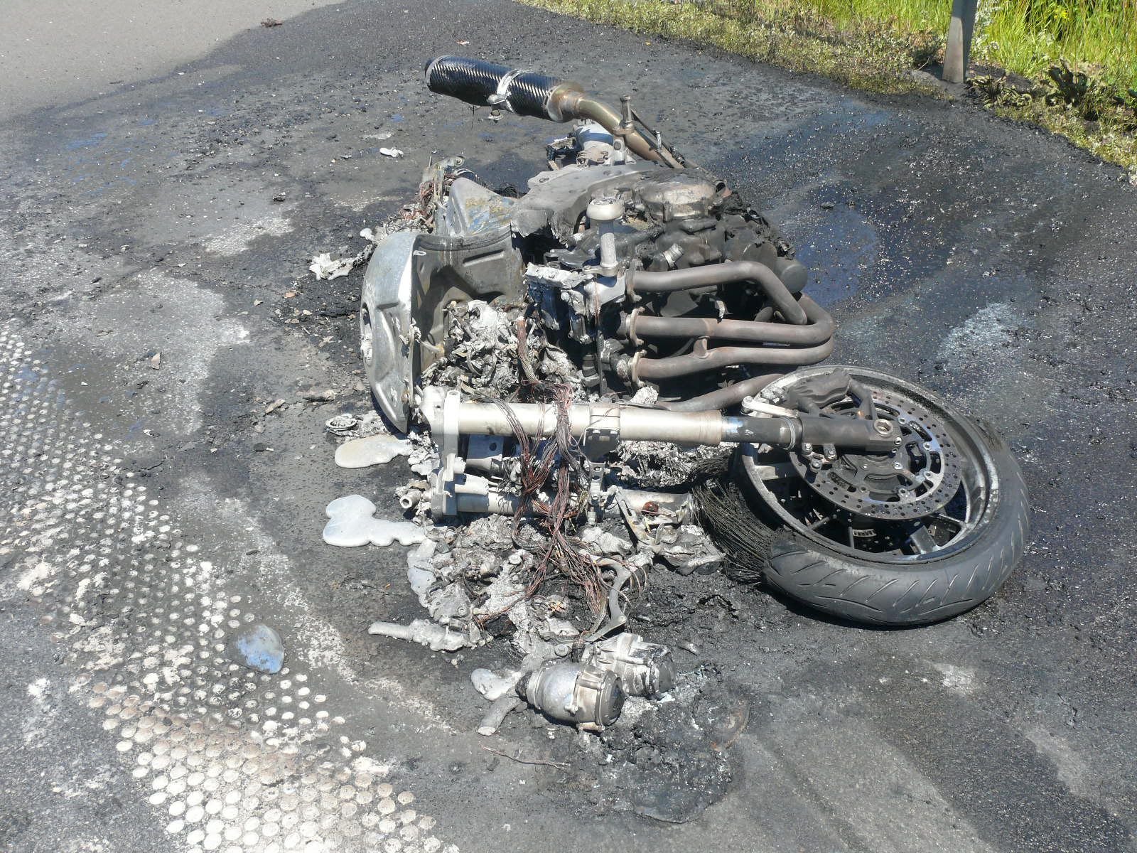 Blick auf das abgebrannte Motorrad auf der A14