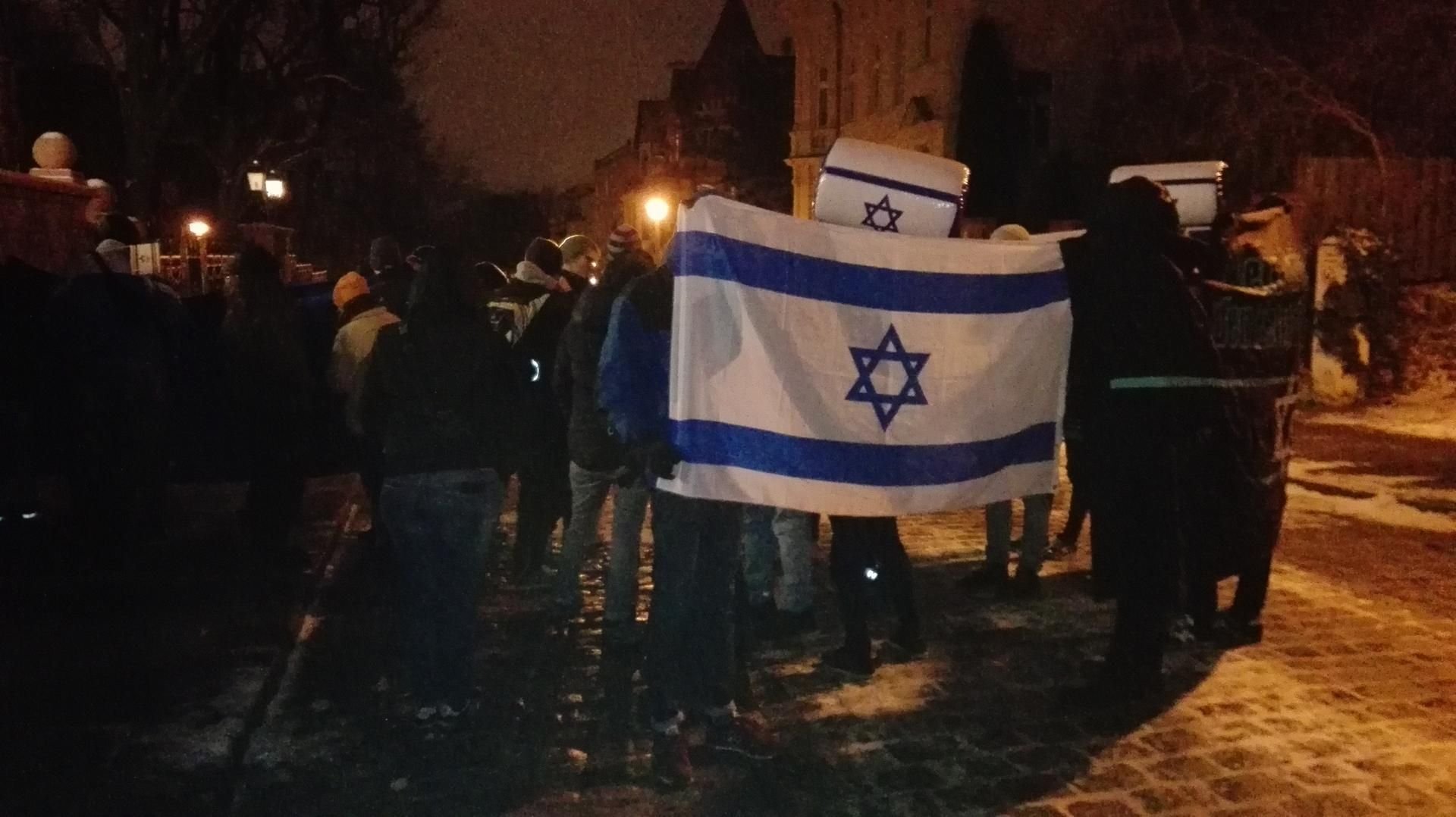 Etwa 30 Teilnehmer demonstrierten vor dem Max-Planck-Gebäude gegen Gastredner Dr. Finkelstein.