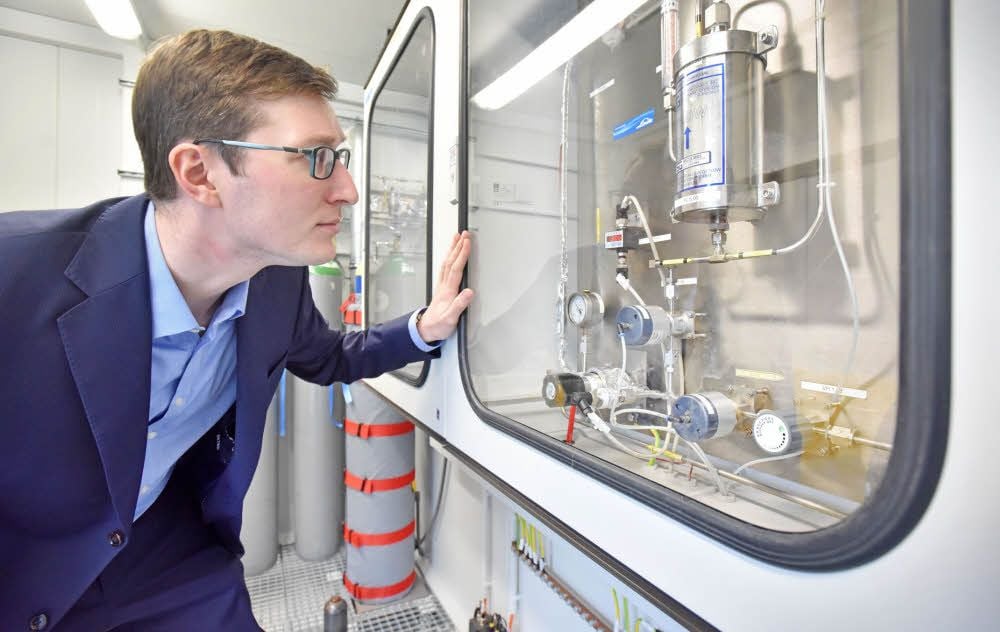 Sebastian Pohlmann, Leiter der Zell- und Materialentwicklung der Black Magic an der Station, an der die technischen Gase ankommen.