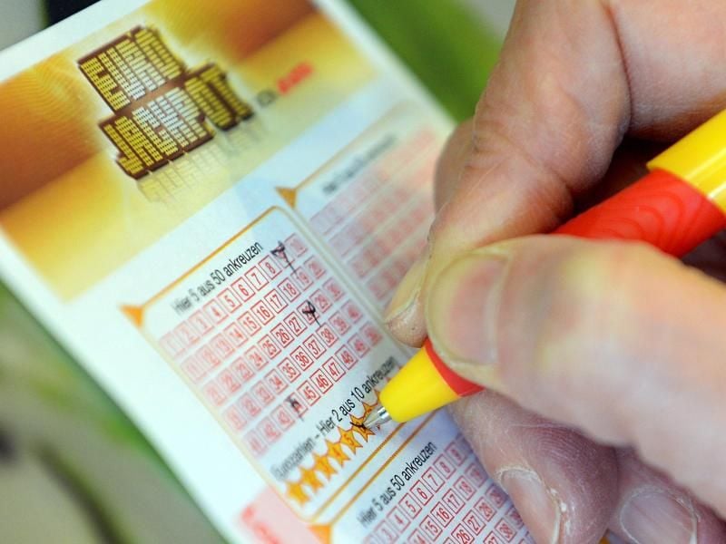Rekord: Schleswig-Holsteiner gewinnt 31 Millionen im Lotto. Foto: Susann Prautsch/Archiv