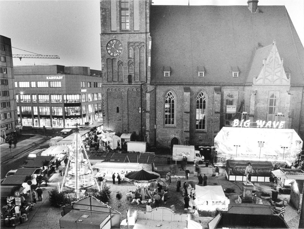 1994 drehte sich die Pyramide noch auf dem Weihnachtsmarkt an der Marienkirche.