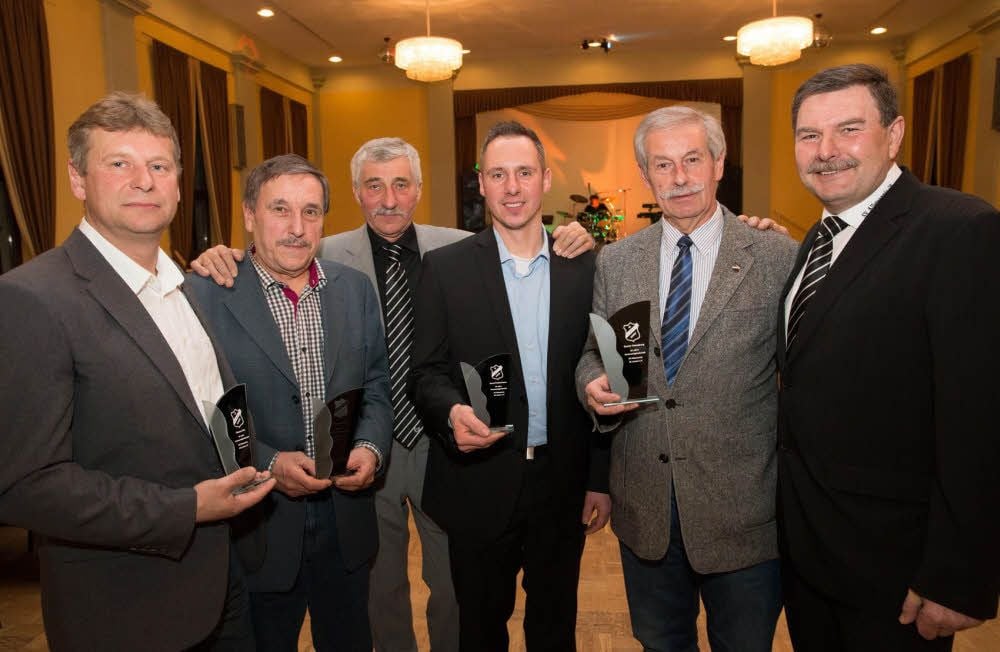 Thomas Pilz (l.), Hartmut Röder (2.v.l.), David Kretschmann (3.v.r.) und Gunter Danneberg (2.v.r.), gehören zu den Mitgliedern, die durch Hartmut Nachtigall (3.v.l.) und Detlef Malskeit (r.) geehrt wurden.