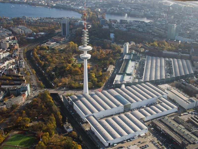 Blick auf den Fernsehturm „Heinrich-Hertz-Turm” sowie die Messehallen mit dem Messegelände. Foto: Daniel Bockwoldt/dpa/Archivbild