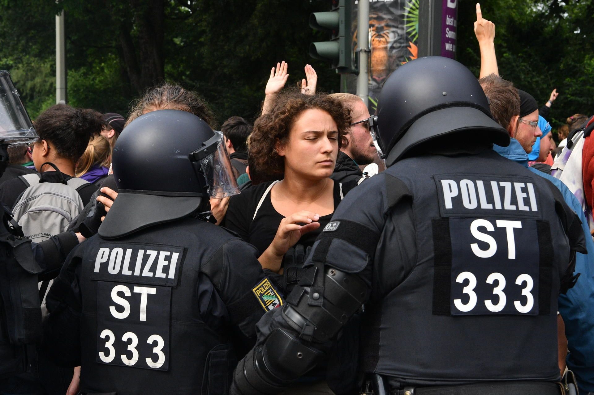 Demonstranten und Polizisten geraten am Gorch-Fock-Wall in Hamburg aneinander. Sachsen-Anhalt schickt weitere Polizisten.