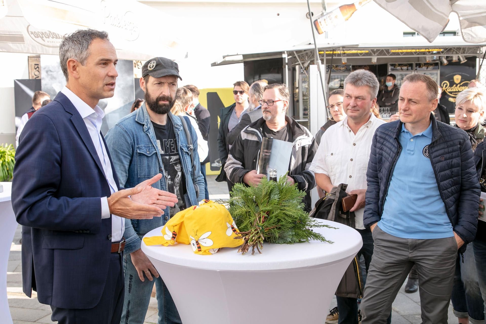 Daniele Ganser diskutiert mit Zuhörern nach seinem Vortrag im Rahmen der Jazztage im Ostradome Dresden.