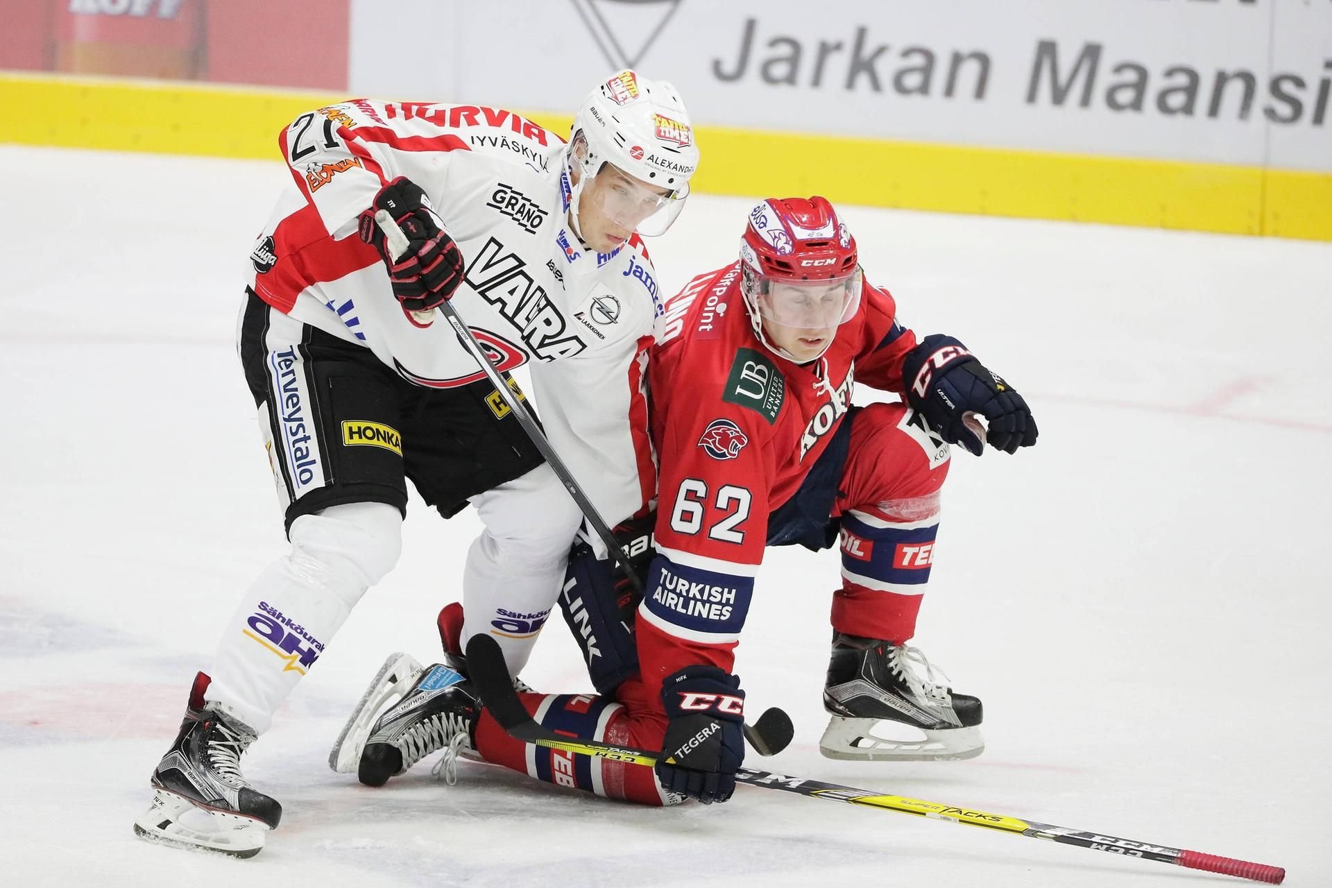 Valtteri Hotakainen (l.) im Einsatz in der ersten finnischen Liga.