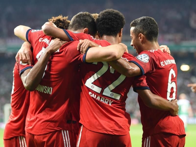 Münchens Spieler jubeln mit dem Torschütze Robert Lewandowski über das 1:0 in Bremen. Foto: Carmen Jaspersen/dpa
