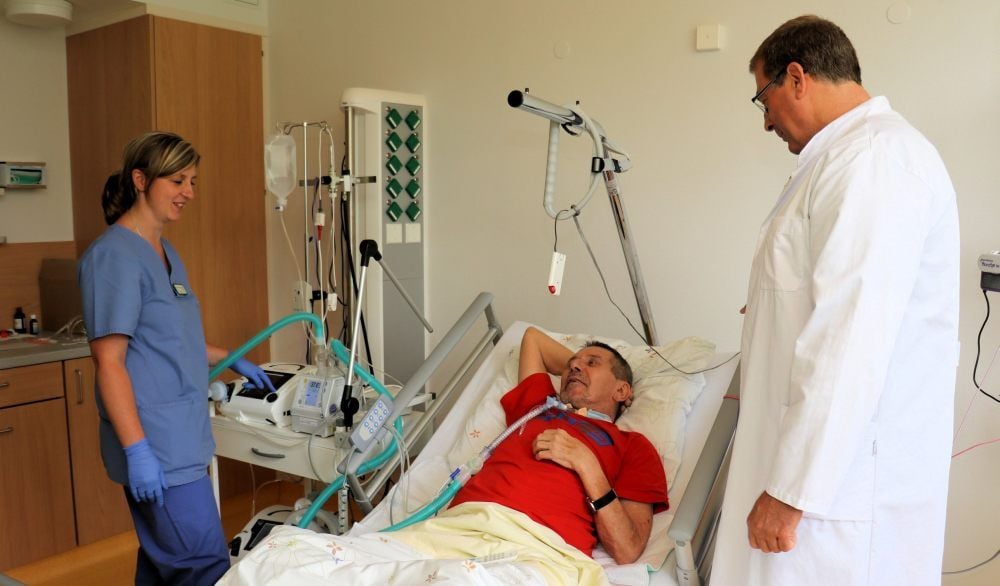 Krankenschwester Veronique Saalfeld und Oberarzt Oliver Hauf sprechen mit einem Patienten auf der Weaning-Station in Ballenstedt.