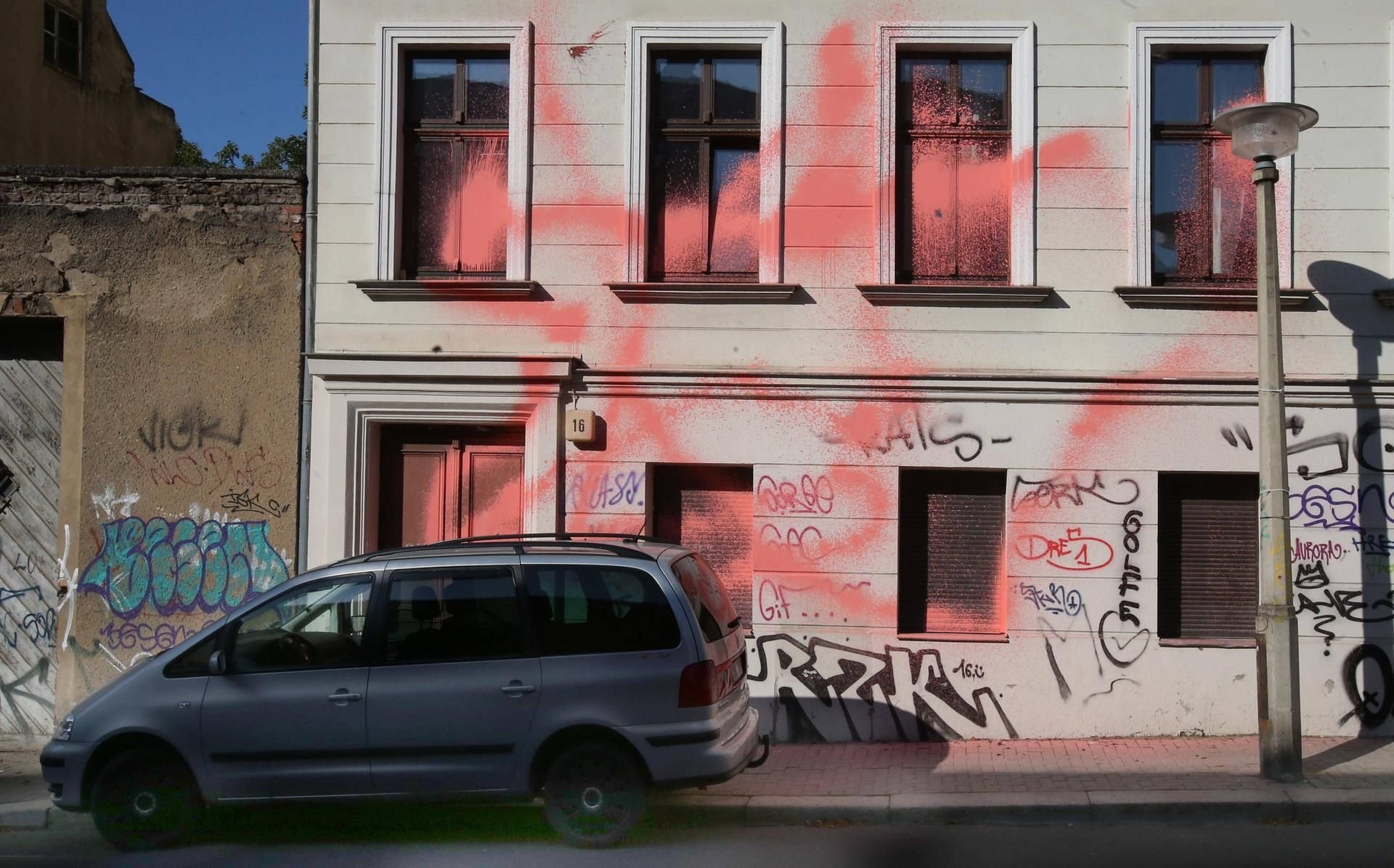 Das Haus der Identitären Bewegung in Halle wurde immer wieder mit Graffiti beschmiert.