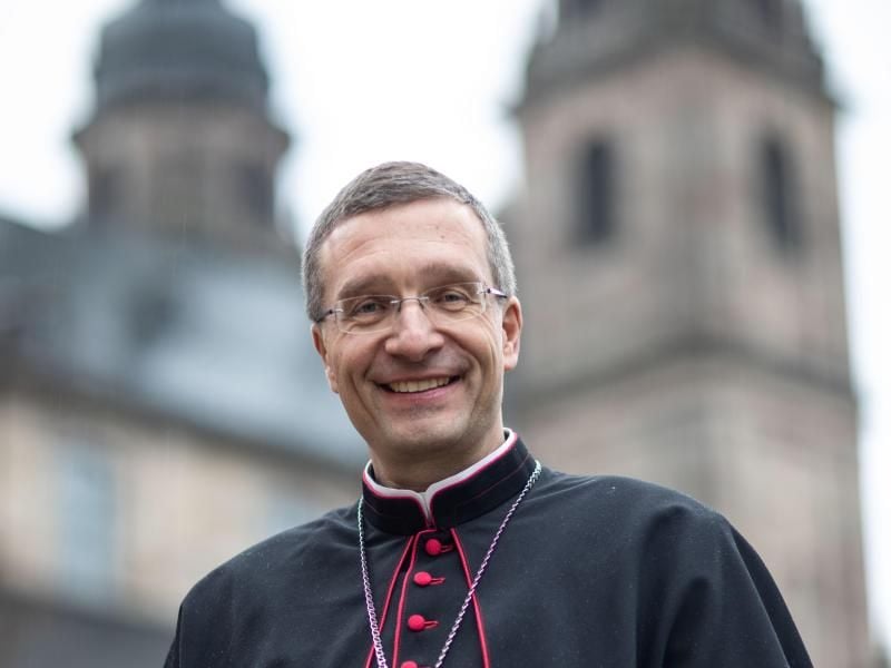 Der Bischof von Fulda, Michael Gerber, steht vor dem Dom. Foto: Frank Rumpenhorst/Archiv