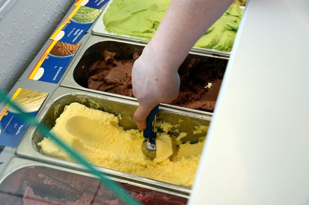 Die Klassiker Vanille und Schokolade dürfen in keiner Eisdiele fehlen.