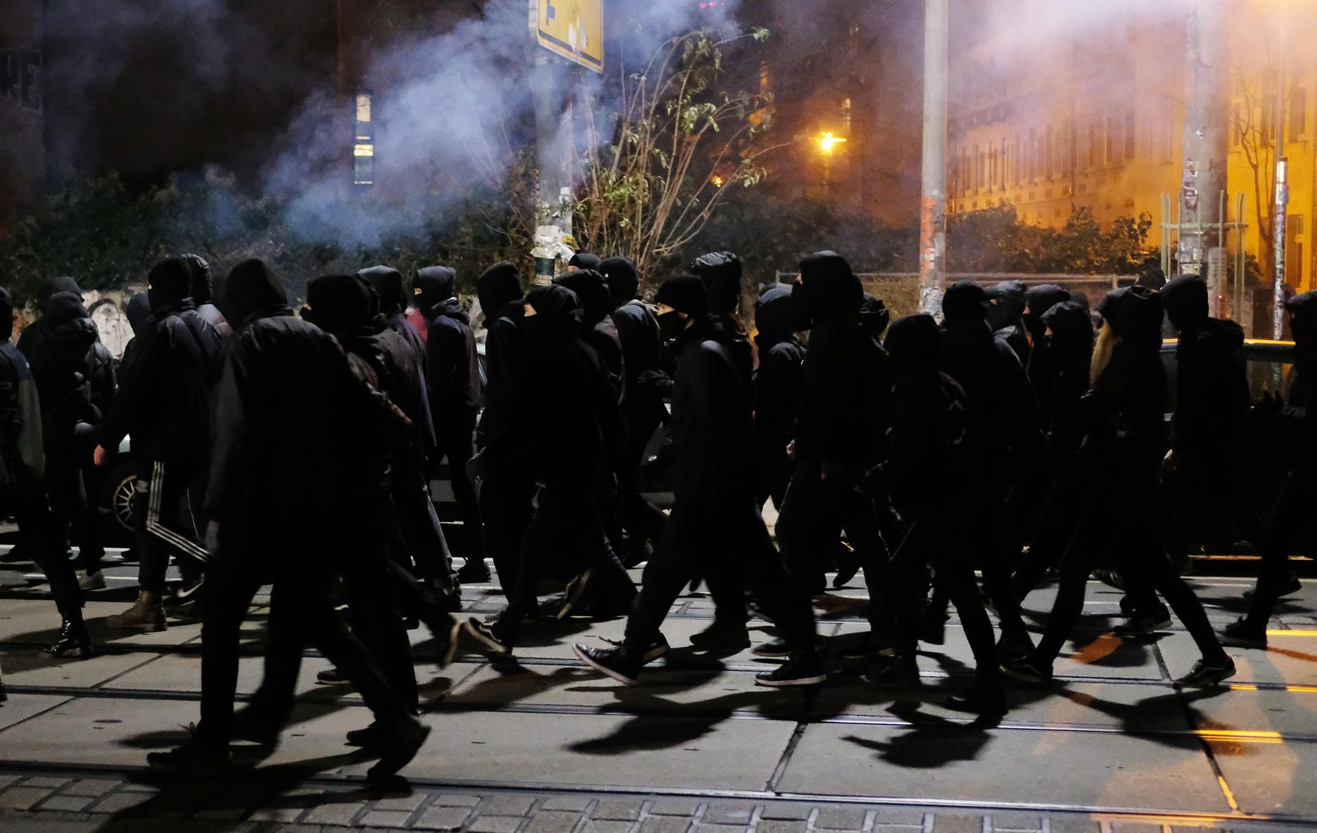Bei einer polizeifeindlichen Demonstration im Leipziger Stadtteil Connewitz sind am Sonntagabend Einsatzkräfte mit Pyrotechnik beworfen worden.