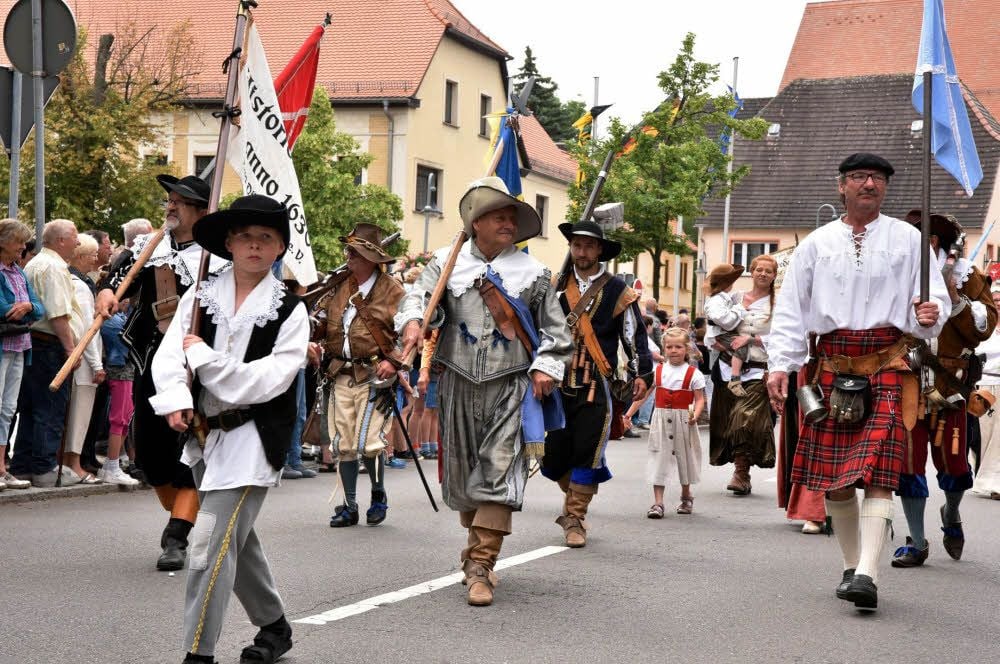 Der Dreißigjährige Krieg war eine prägende Epoche in der Lützener Geschichte. Mit prächtigen Kostümen wurde beim Umzug daran erinnert.