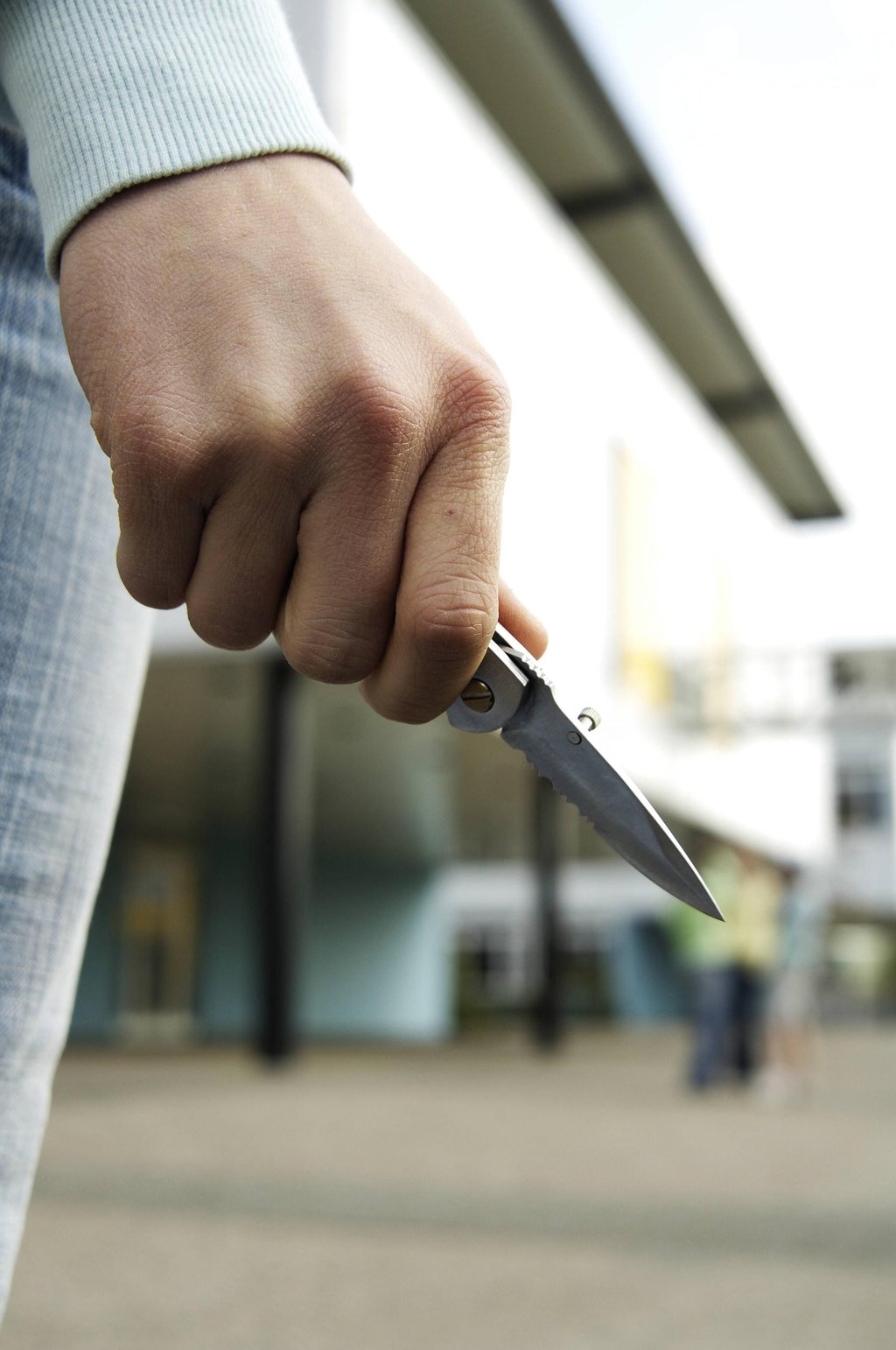 Mann mit Messer in der Hand.