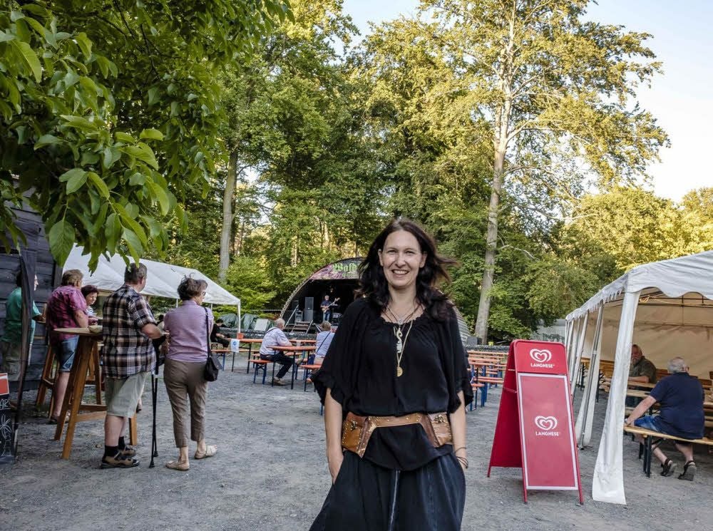 Immer präsent bei Köhlerfest am Eisenhammer war auch Köhlerliesel Norma Austinat. Auf der Bühne spielten „Trend“ Titel der 70er und 80er Jahre.