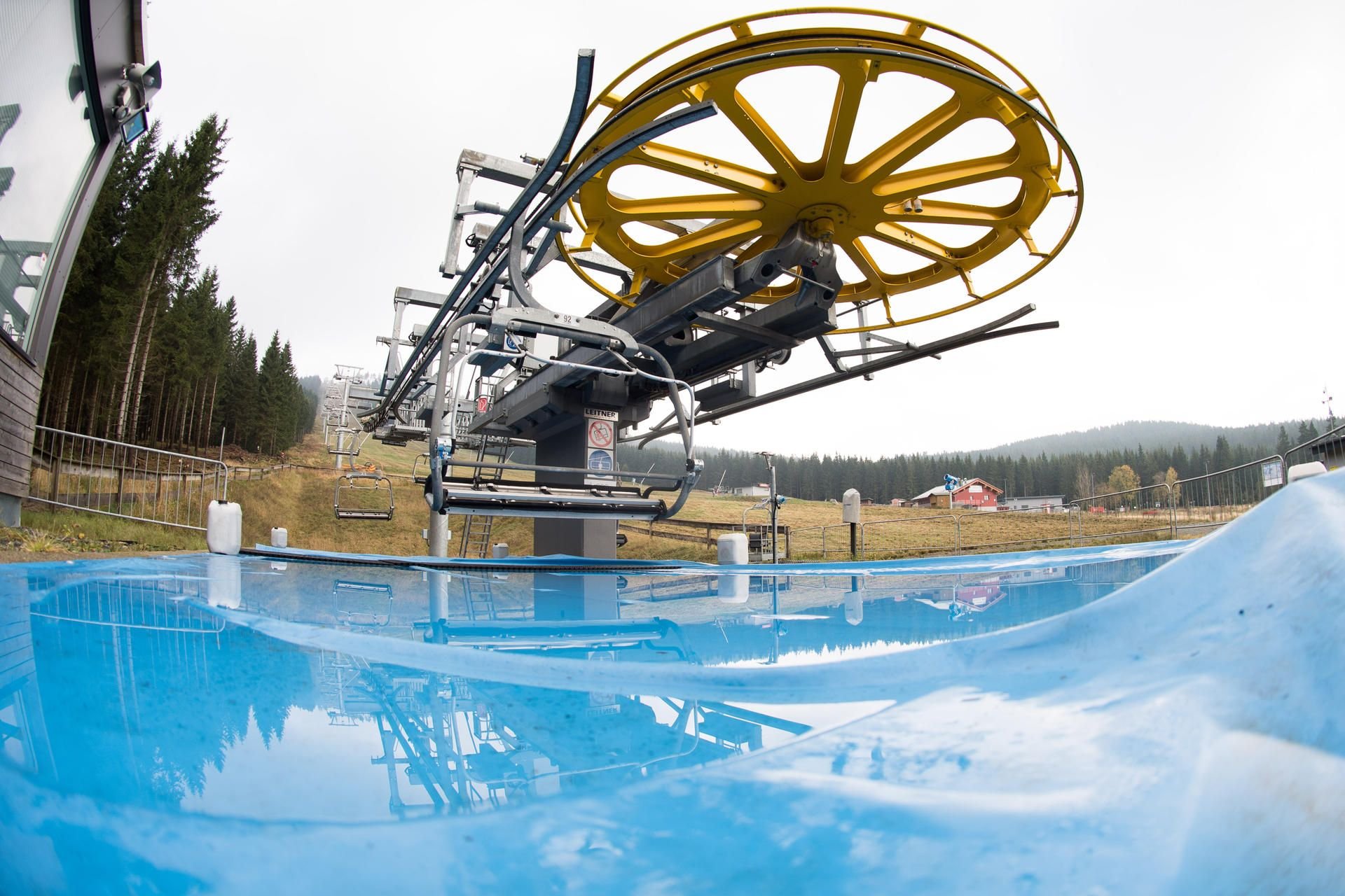 Eine blaue Plane liegt am Hexenritt-Sessellift auf dem Walpurgishang am Wurmberg bei Braunlage im Harz