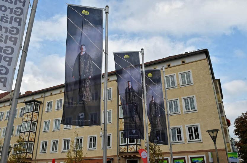 Die neuen Fahnen werben für den „Fliegenden Holländer“.