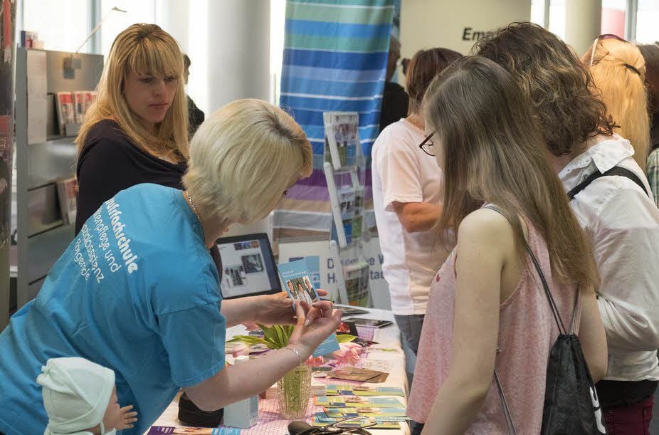 Nancy Irrgang von der Berufsfachschule Elbingerode stellt ihre Einrichtung Christiane und Caroline Wölki (r.) vor.