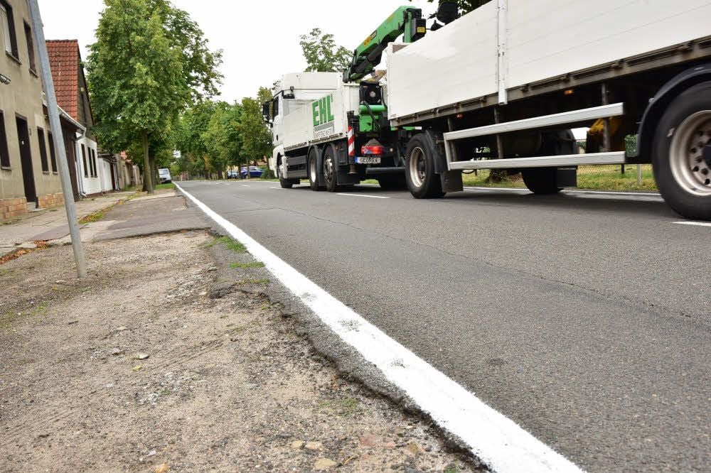 Die Mildenseer Straße ist nach Kanalbauarbeiten gerissen und hat Bodenwellen. Das führt zu Verkehrslärm. Für Lkw soll bald Tempo 30 gelten.