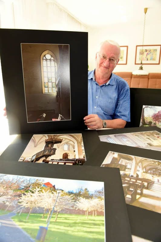 Richard Bartlitz mit seinem Foto eines Fensters der Annenkirche