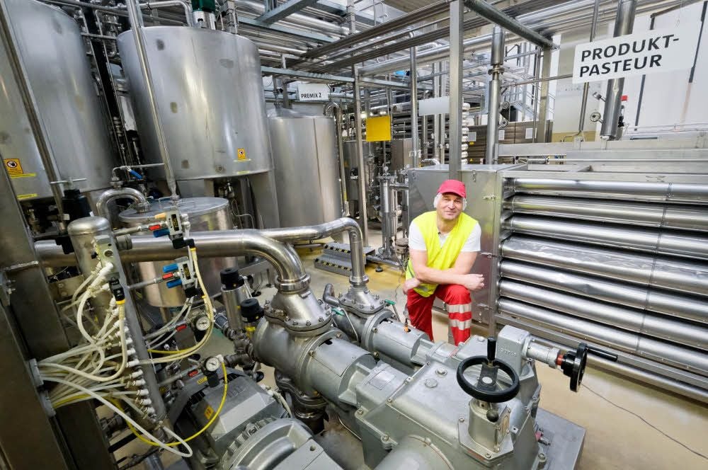 Uwe Blabusch ist Betriebsleiter im Coca-Cola-Werk in Neustadt. Er weiß alles über die Entwicklung vom Volkseigenen Betrieb bis heute.