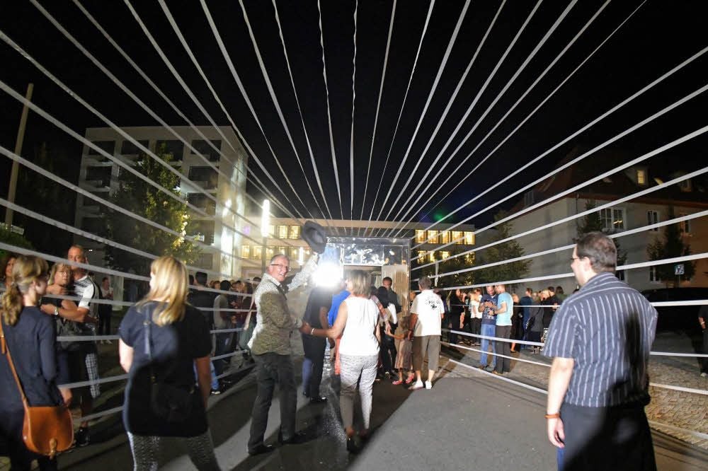 Durch die Tür und hineinspaziert in die Zirkuswelt des Bauhausfestes 2016.