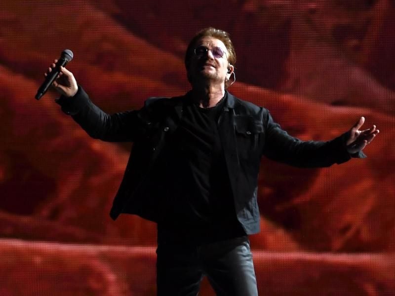 Sänger Paul David Hewson (Bono) von U2 2017 im Olympiastadion in Berlin. Foto: Britta Pedersen