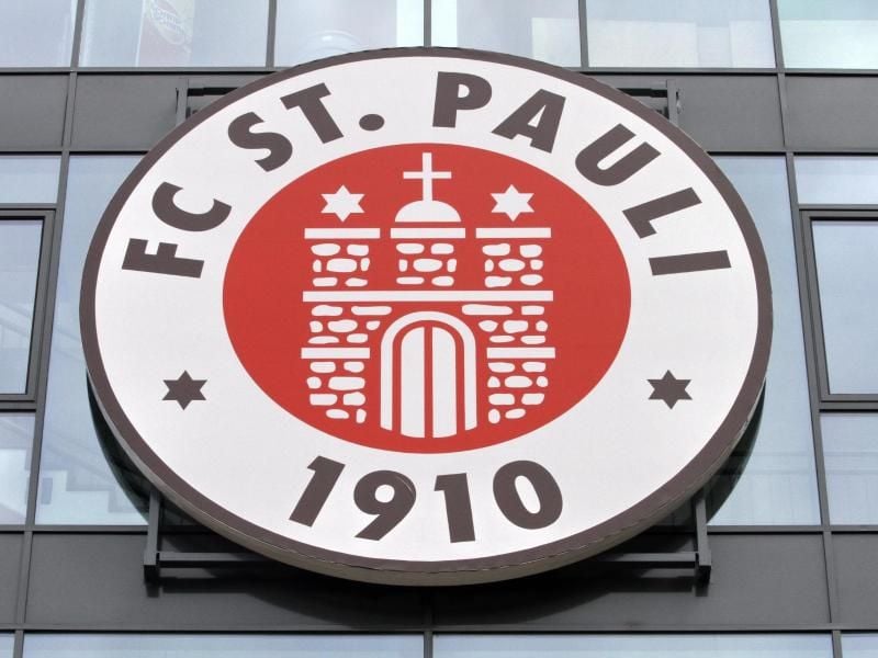 Das Logo des FC St. Pauli am Stadion des Fußballbundesligisten in Hamburg. Foto: Bodo Marks/Archiv