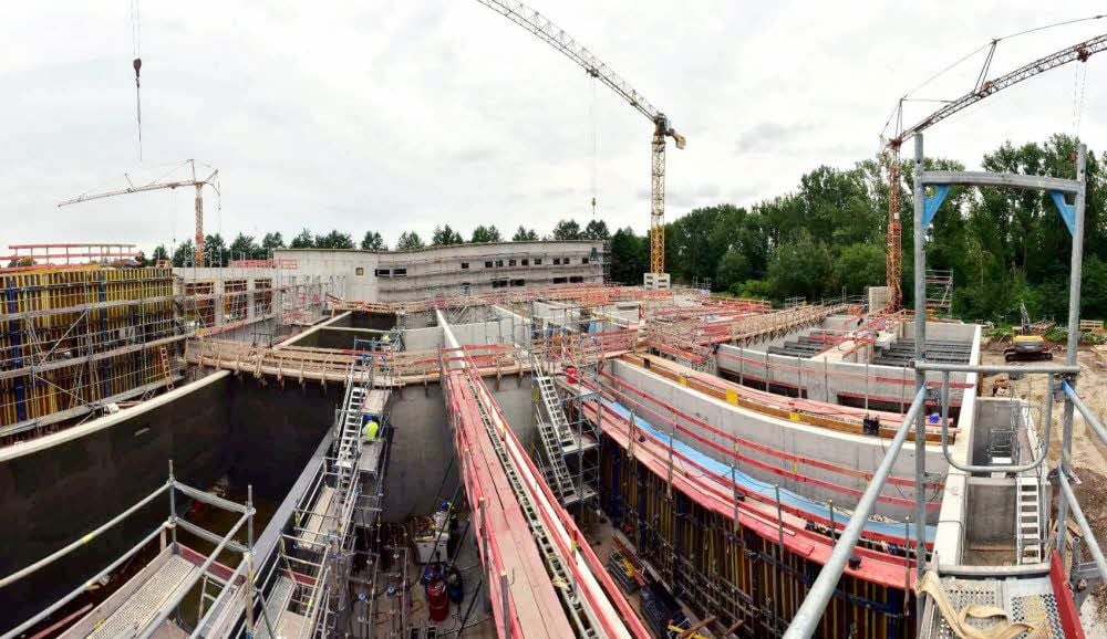 Mehr als 7000 Quadratmeter bebaute Fläche umfasst die neue Wasserreinigungsanlage. Im Vordergrund sind die künftigen Becken erkennbar, in denen der Eisengehalt des Wasser aus dem Tagebau deutlich reduziert wird.