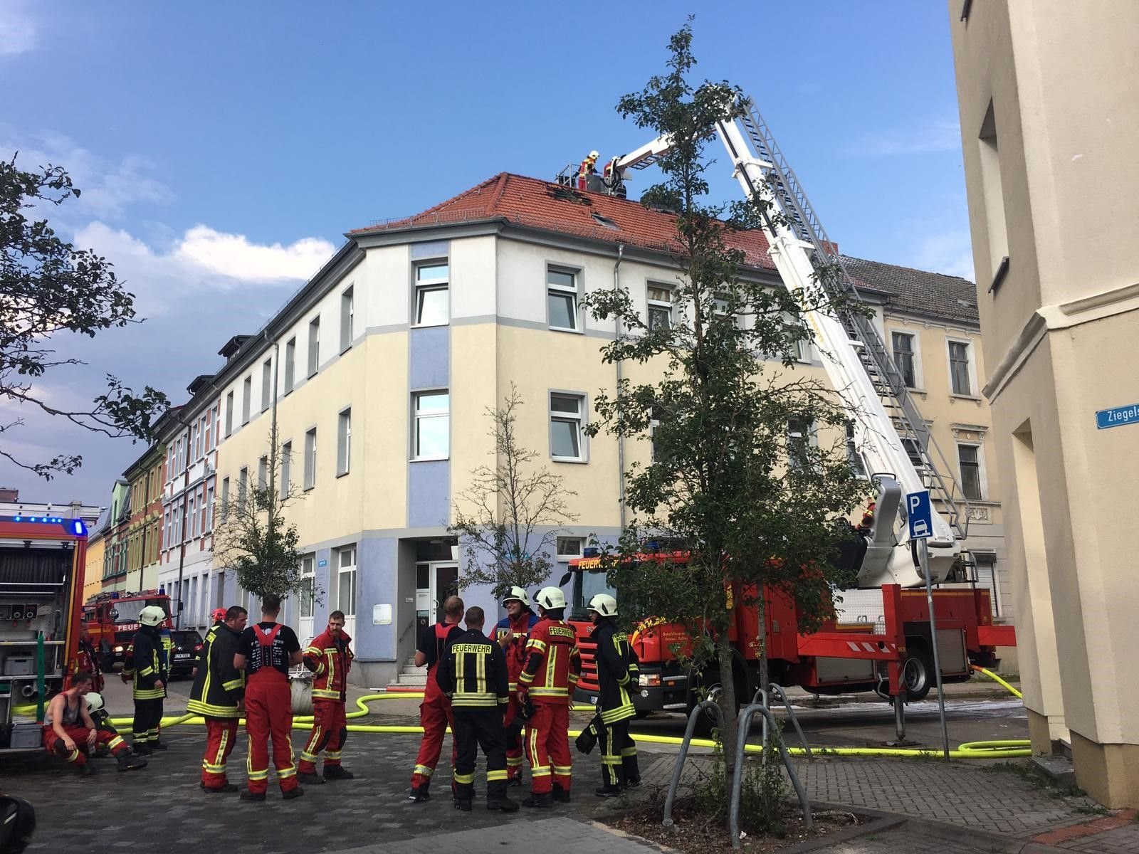 Die Dessauer Berufsfeuerwehr und die Freiwillige Feuerwehr Roßlau am Dienstag bei einem Dachstuhlbrand in Roßlau.