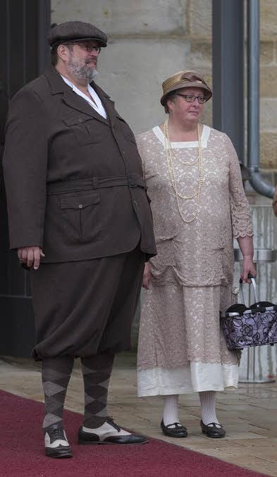 Stilechte Oldtimerfreunde: Jürgen und Ute Weiß im 20er-Jahre-Outfit (oben). Am Start waren auch historische Motorräder (rechts, oben). Mit dabei ebenso ein relativ seltener Velorex (rechts, Mitte); das Dreirad wurde von 1950 bis 1973 produziert. Navigiert wurde auf den Zweirädern wie früher (rechts, unten).