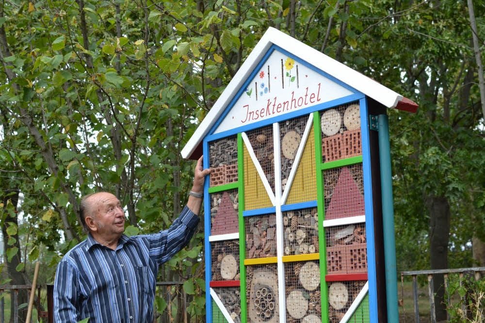 Horst Bartsch hat ein Insektenhotel für den ehemaligen Schulgarten gebaut. Davor wird eine Blühwiese angelegt.