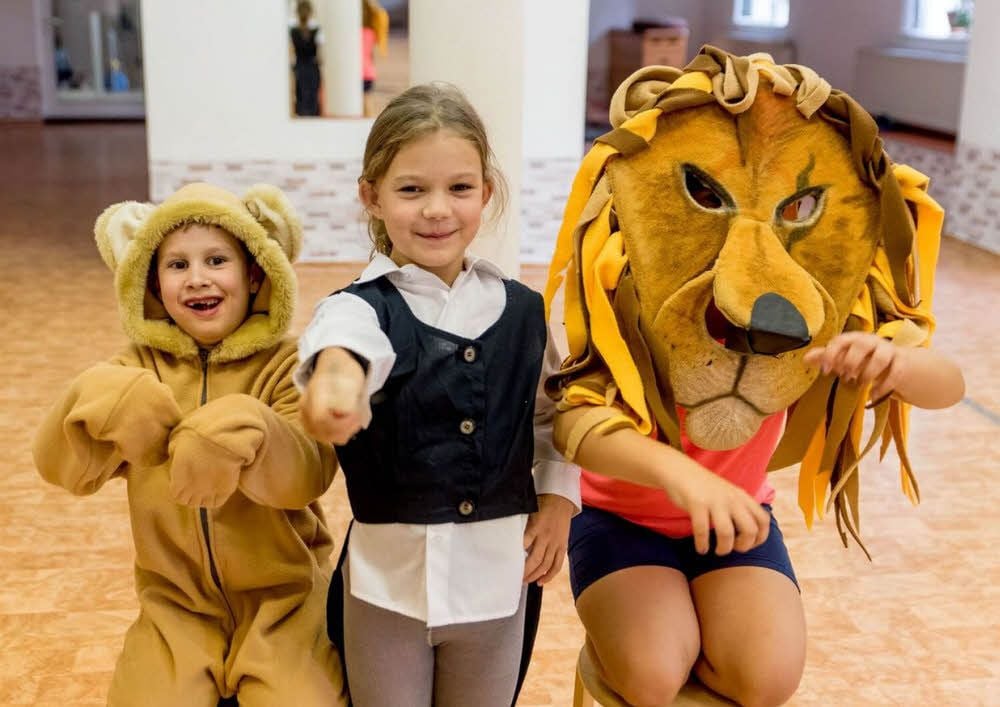Zwei Löwen und eine Dompteuse gehören auch zum Theaterstück der Marktschüler.