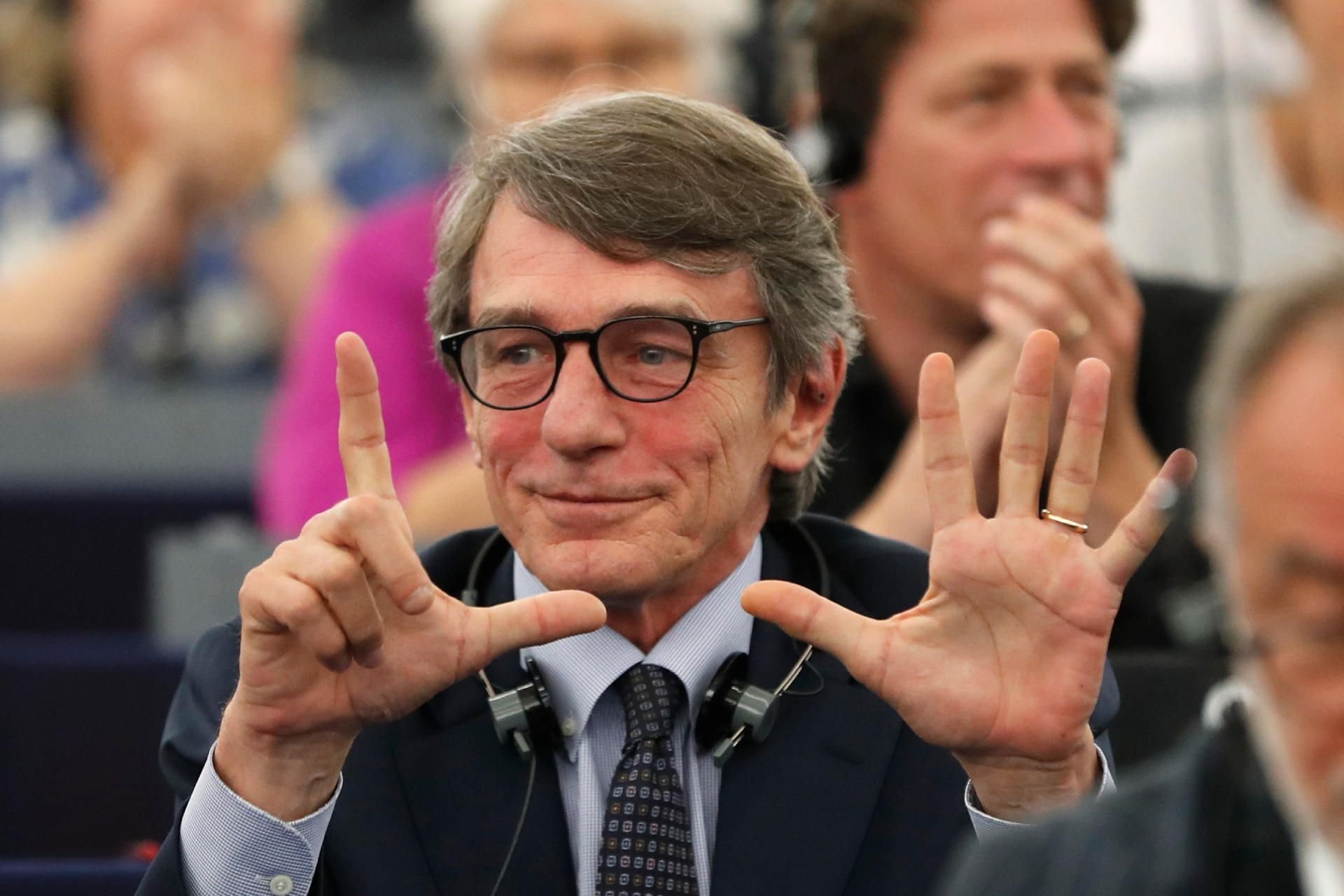 David-Maria Sassoli, Mitglied der Demokratischen Partei in Italien, zeigt sieben Finger für die Anzahl der Stimmen, die ihm im ersten Wahlgang für die nötige absolute Mehrheit fehlte.