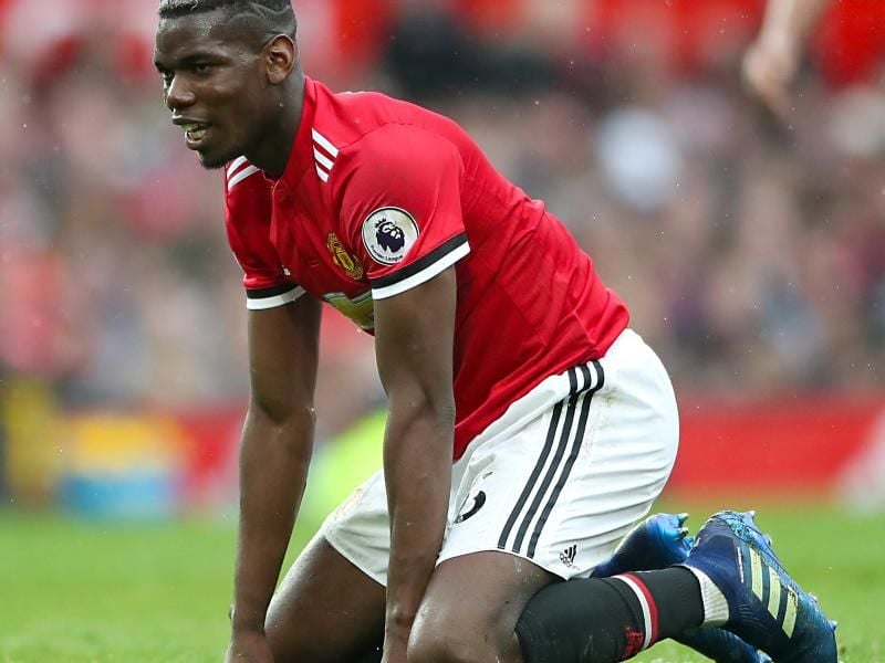 Uniteds Paul Pogba konnte die Heimniederlage nicht verhindern und kniet nach Abpfiff enttäuscht auf dem Rasen. Foto: Nick Potts/PA Wire