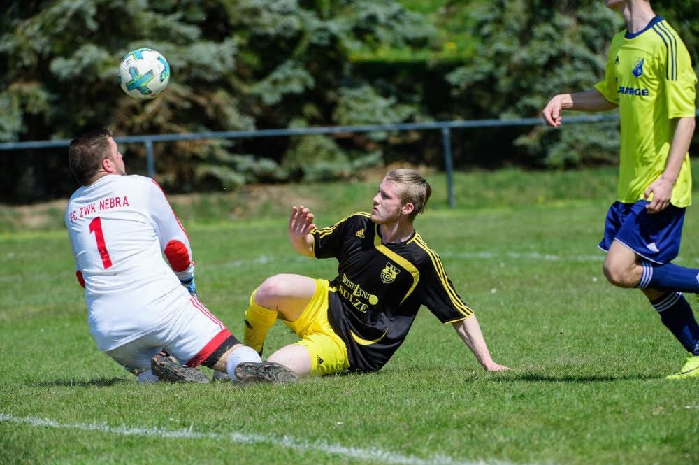 Der Treffer des Mertendorfers Florian Sieske (r.) - hier mit ZWK-Keeper Andy Horstmann - kommt zu spät. Die gastgebenden Wethautaler müssen sich in der Kreisklasse den Gästen aus Nebra mit 1:3 beugen.