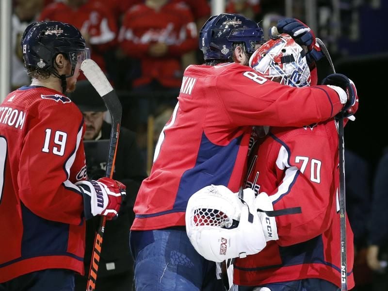 Capitals-Star Alex Owetschkin (M) feiert mit seinen Teamkollegen den Sieg gegen Vegas Golden Knights. Foto: Alex Brandon/AP