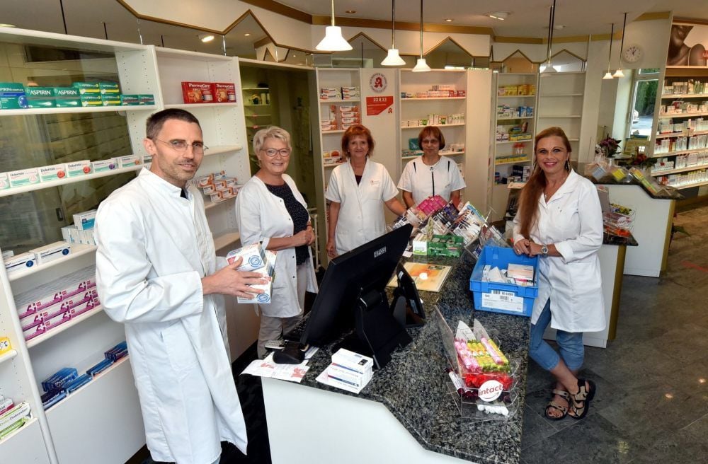 Christian Uffrecht hat die Schlossapotheke in der Weißenfelser Großen Kalandstraße übernommen, hier mit den Mitarbeiterinnen Gabriele Endt, Beate Ganter, Heike Scherf und Verena Brand (von links).