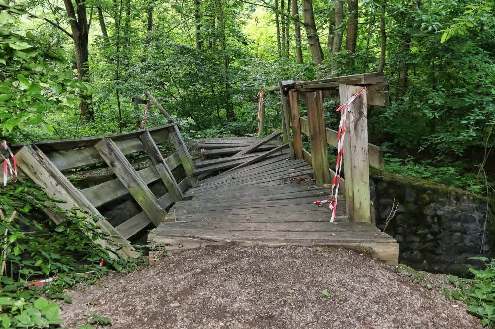 Die Brücke über die Thyra war lange Zeit kaputt, bevor sie entfernt wurde. Nun ist eine verzinkte Stahlkonstruktion als Ersatz vorgesehen.