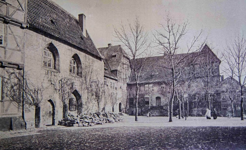 Das aus der Zeit 1894/95 stammende Foto zeigt die Kapelle vor dem Abriss der rechts angrenzenden Gebäude.