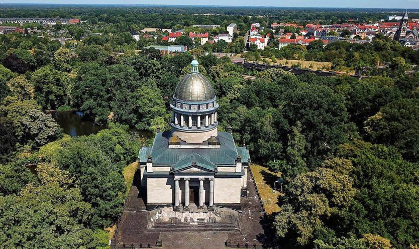 In Nachbarschaft des Mausoleums entsteht ein Bauernhof.